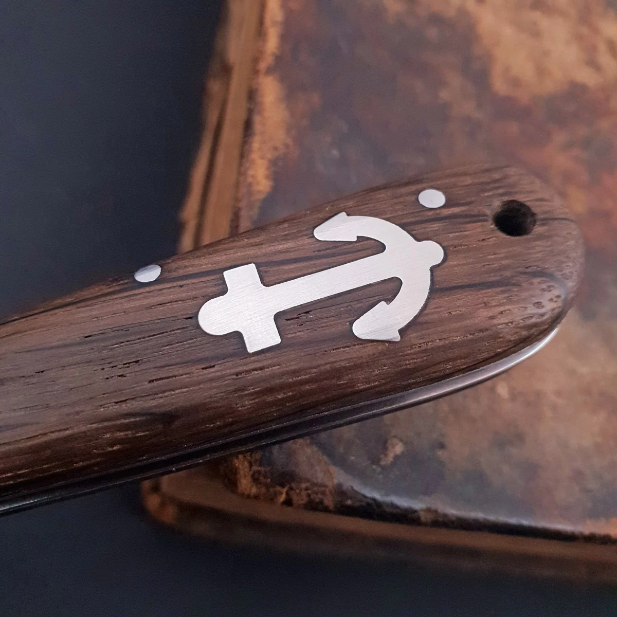 Otter Anchor Knife Smoked Oak, Small 8 Otter Anchor Knife Smoked Oak, Small - Image 6